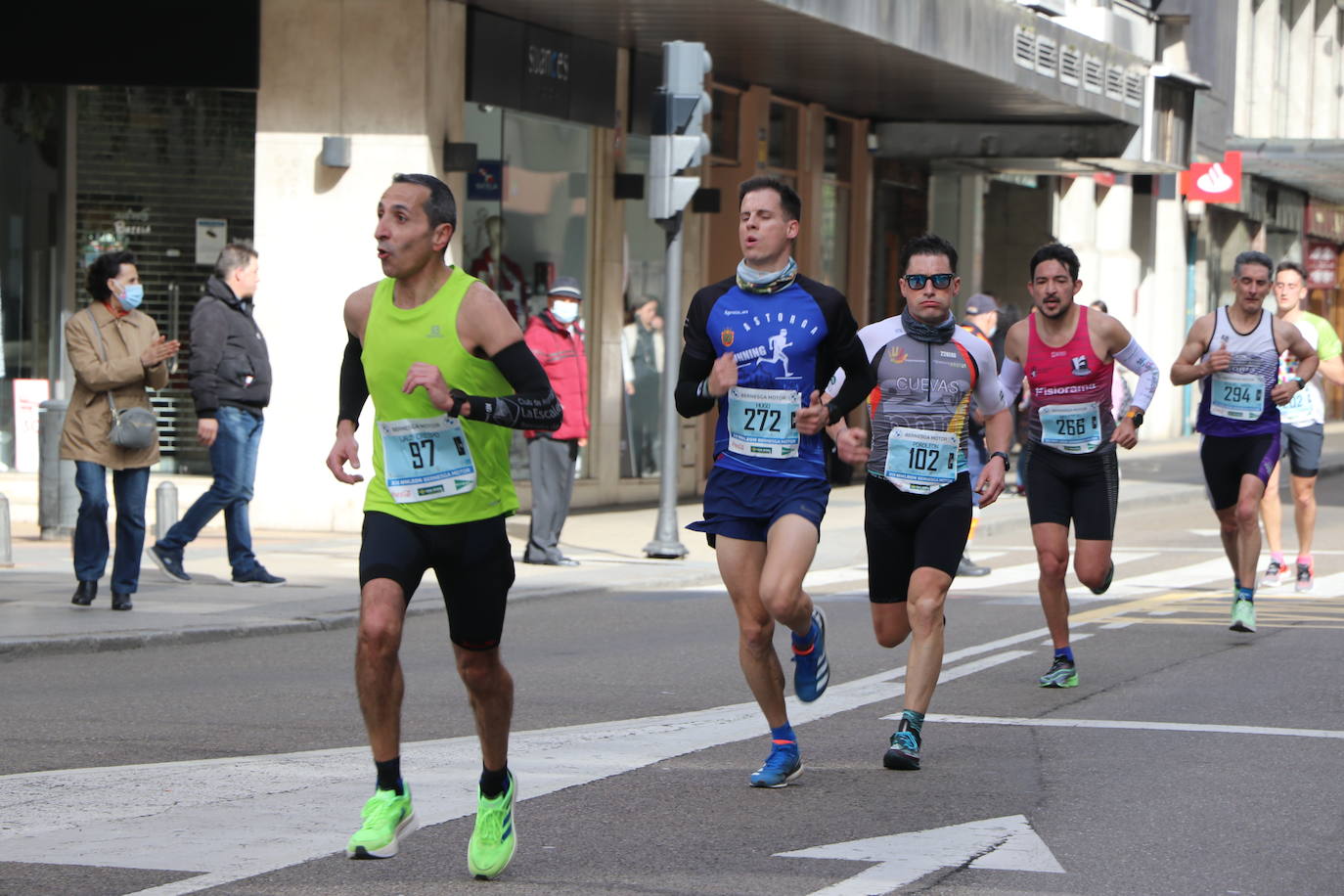 Últimos metros antes de afrontar la recta final, con los corredores buscando los mejores puestos.