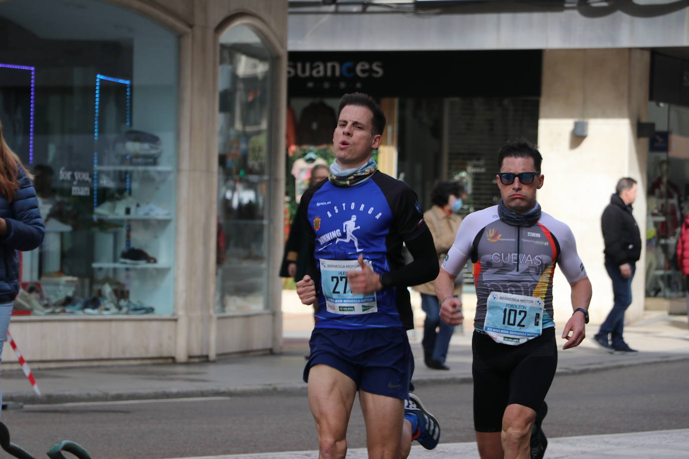 Últimos metros antes de afrontar la recta final, con los corredores buscando los mejores puestos.