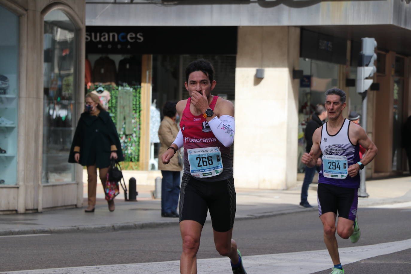 Últimos metros antes de afrontar la recta final, con los corredores buscando los mejores puestos.