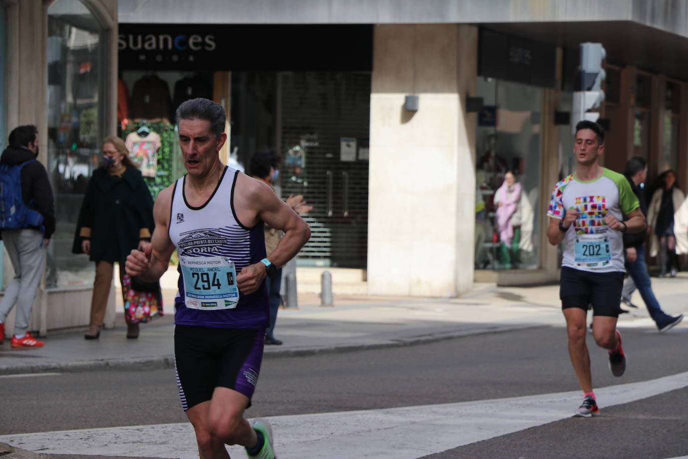 Últimos metros antes de afrontar la recta final, con los corredores buscando los mejores puestos.