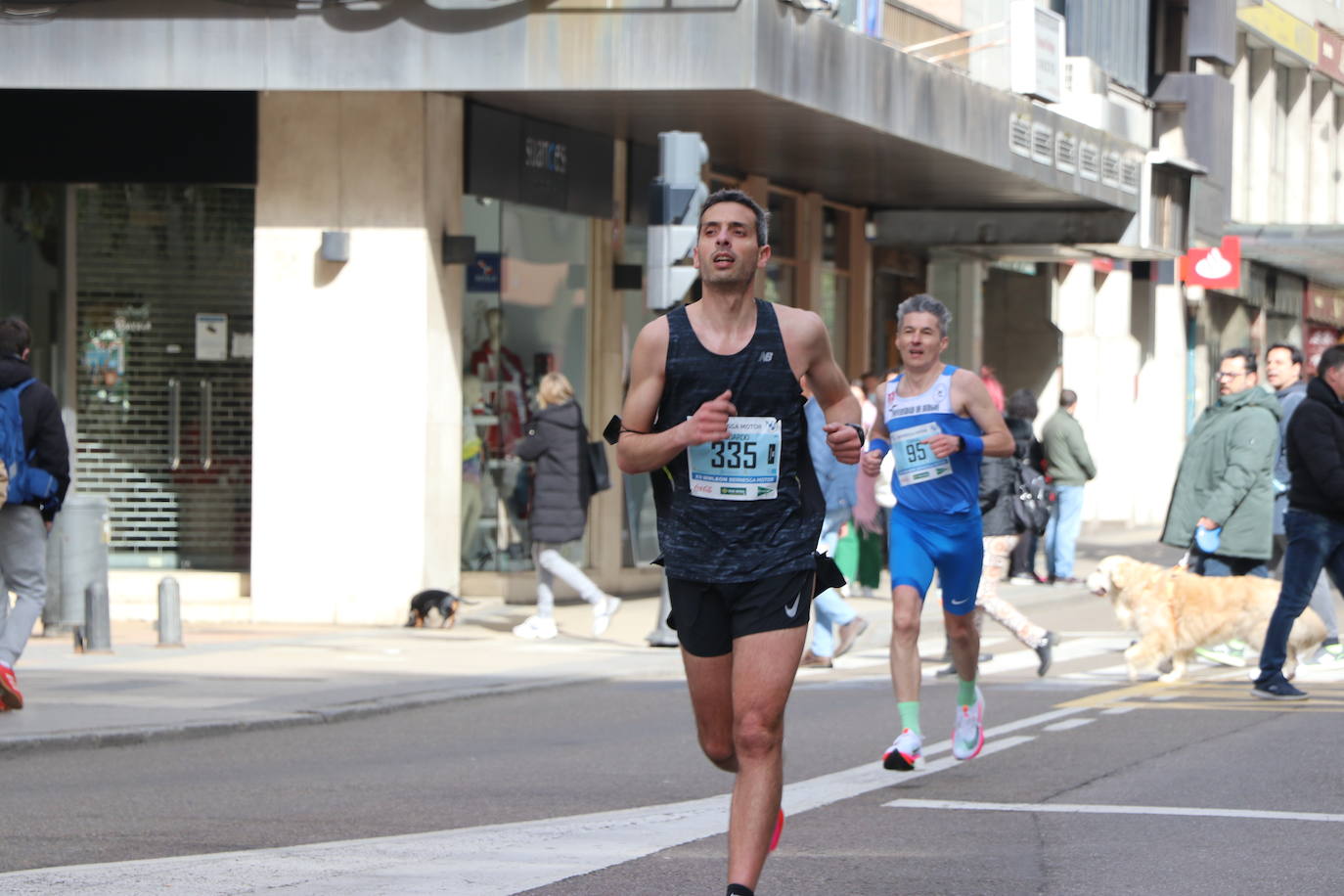 Últimos metros antes de afrontar la recta final, con los corredores buscando los mejores puestos.