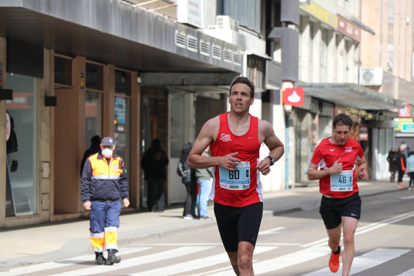 Últimos metros antes de afrontar la recta final, con los corredores buscando los mejores puestos.