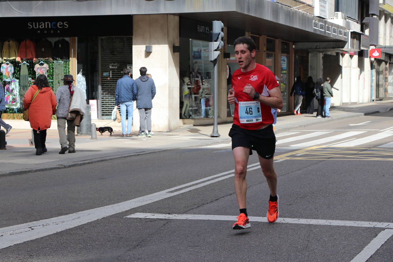Últimos metros antes de afrontar la recta final, con los corredores buscando los mejores puestos.
