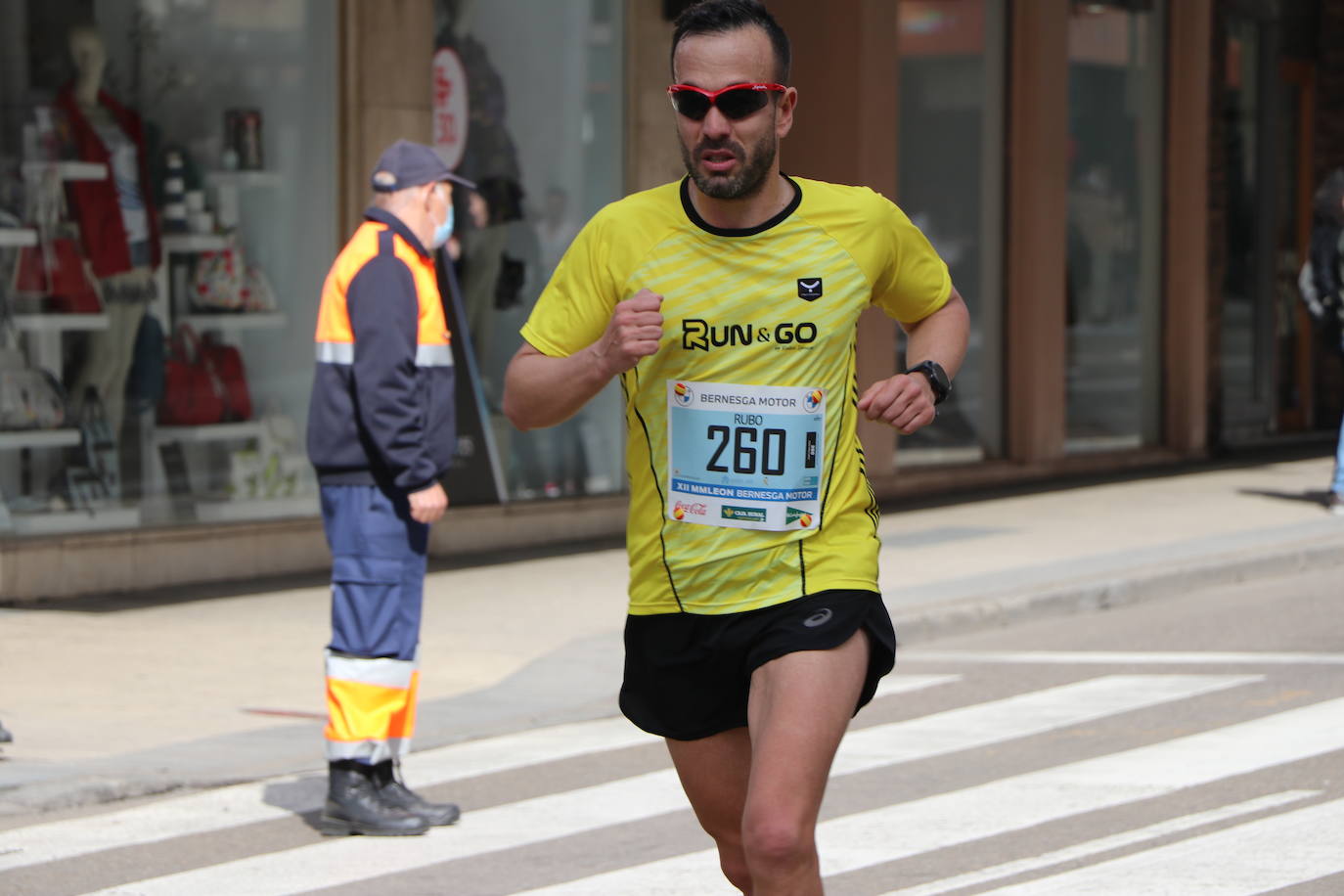 Últimos metros antes de afrontar la recta final, con los corredores buscando los mejores puestos.