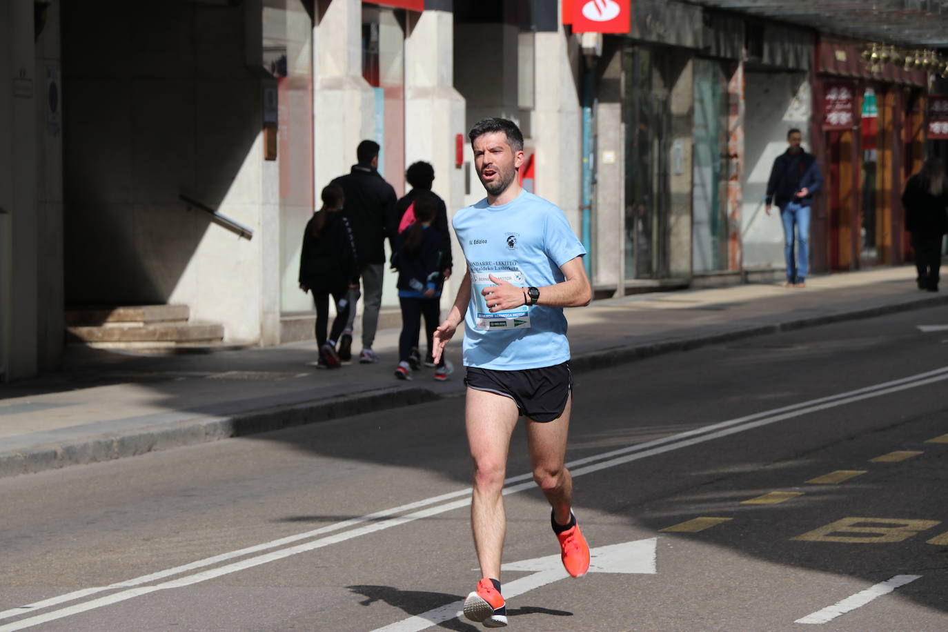 Últimos metros antes de afrontar la recta final, con los corredores buscando los mejores puestos.
