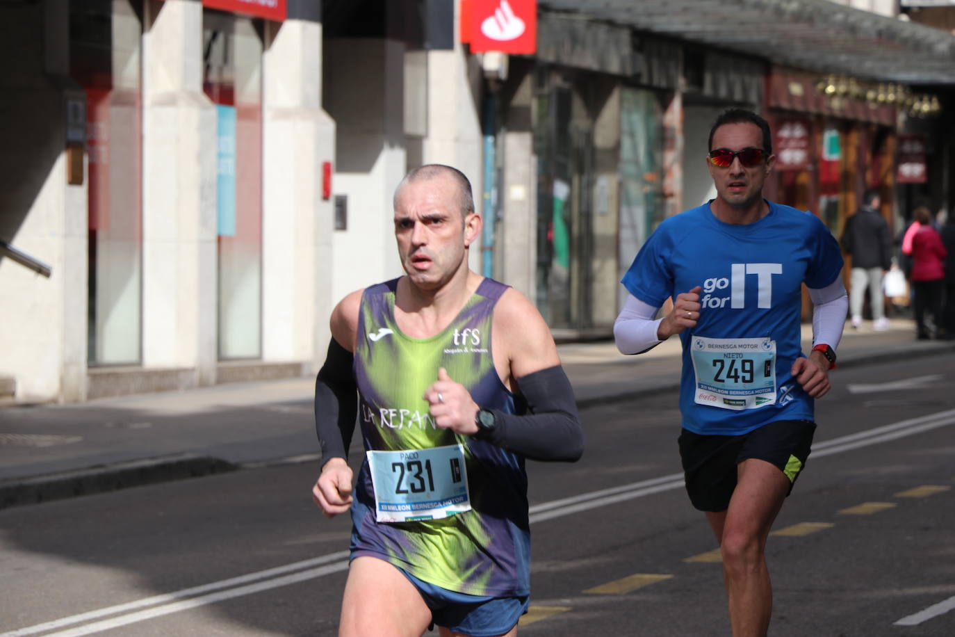 Últimos metros antes de afrontar la recta final, con los corredores buscando los mejores puestos.