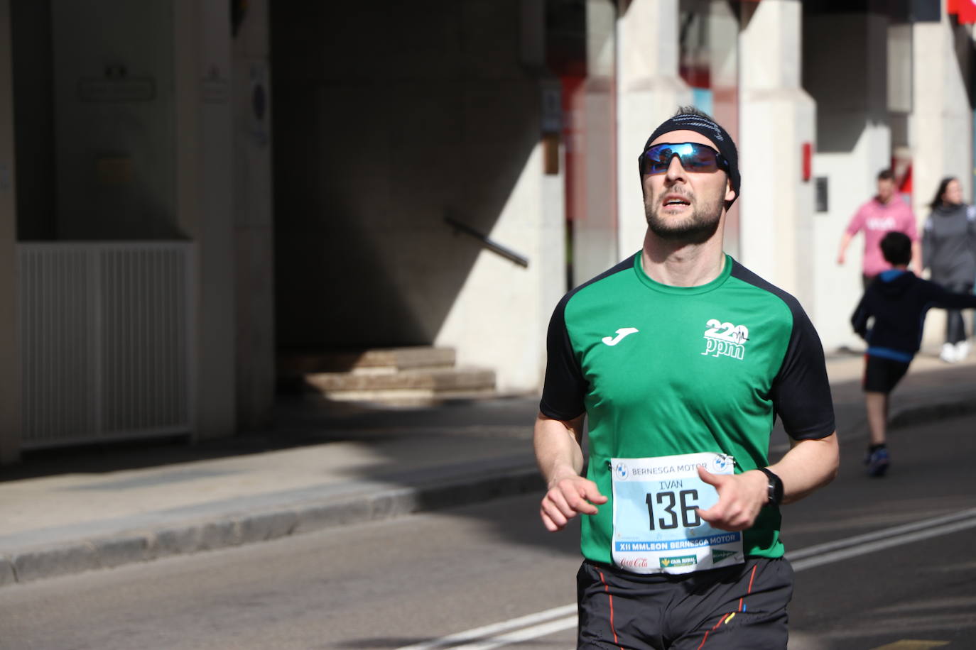 Últimos metros antes de afrontar la recta final, con los corredores buscando los mejores puestos.