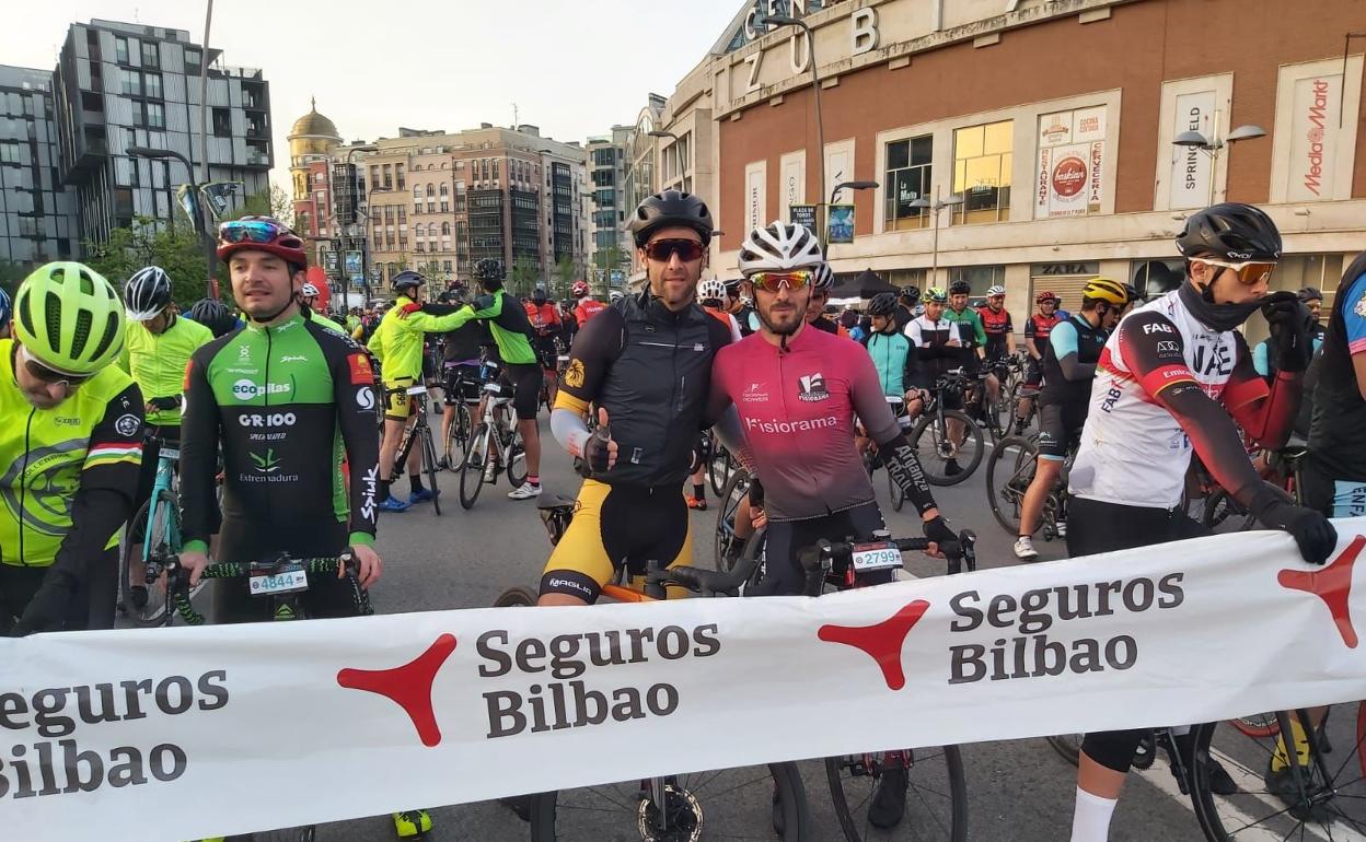 Ciclistas del Club Ciclista Chemo en los momentos previos a la salida de la prueba