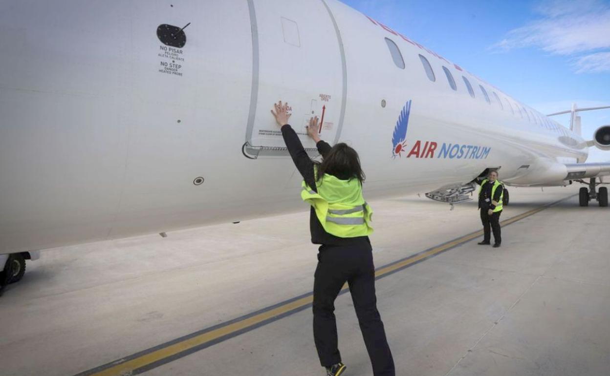 Operarios de Air Nostrum en la antesala del despegue de uno de sus aviones. 