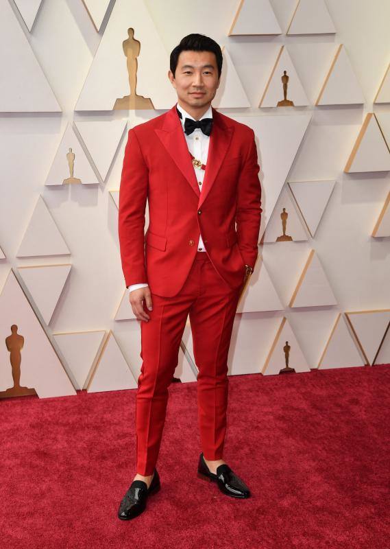 El actor canadiense Simu Liu, de rojo Versace. 