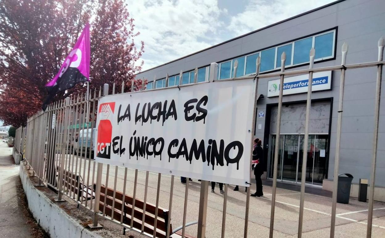 Imagen de la protesta de CGT en Teleperformance Ponferrada.