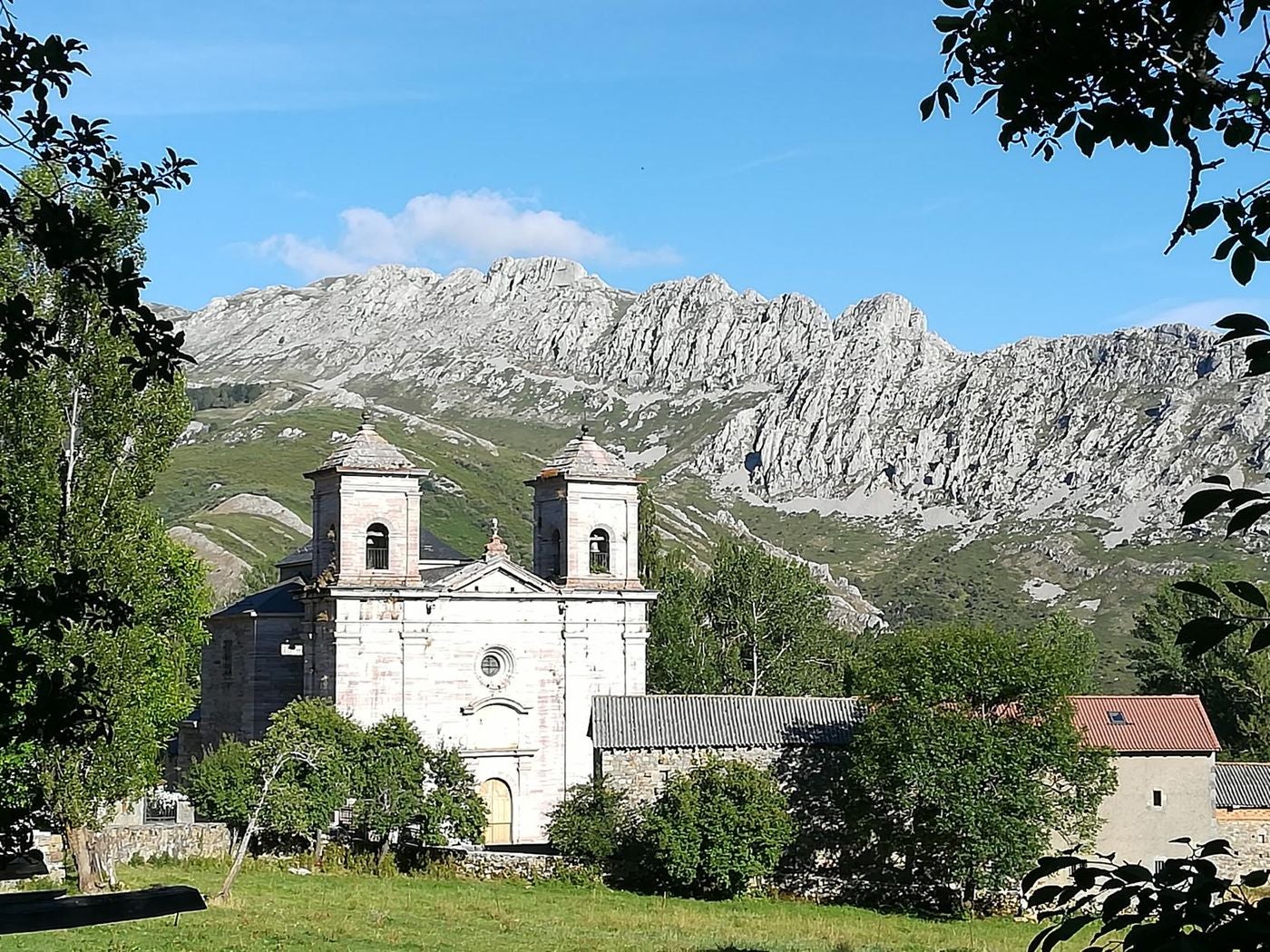 12 'aventuras' que merece la pena vivir o revivir en la provincia de León | León ofrece un amplio catálogo de destinos que llaman a la puerta de los turistas para la próxima Semana Santa. 