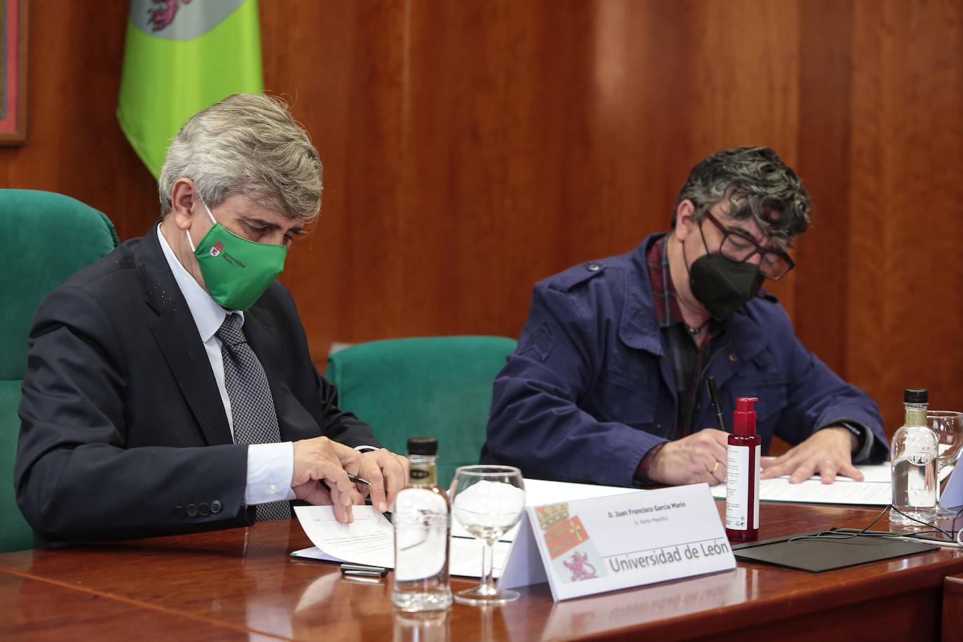 El rector de la Universidad de León, Juan Francisco García Marín, y el director gerente de la sede leonesa de Asprona León. Pedro Barrio Santos, firman un convenio de colaboración entre ambas entidades.