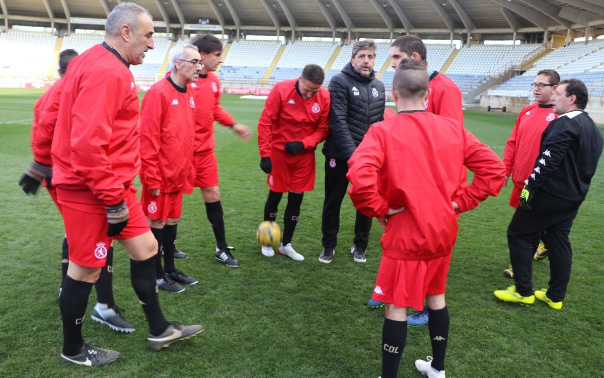 La Cultural organiza el último entrenamiento de su equipo inclusivo, con exjugadores y usuarios de Asprona León, para el torneo '+ Que Goles' que se disputará el domingo en Burgos.