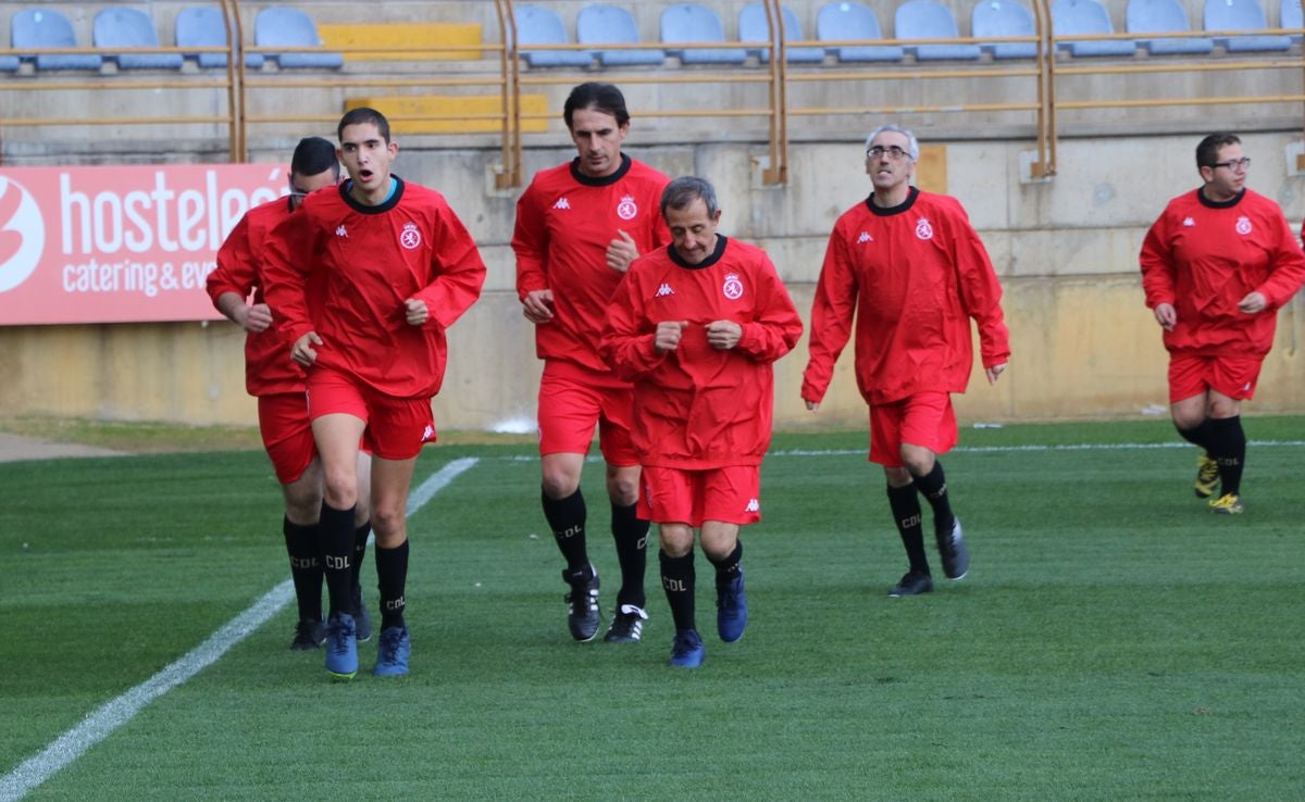 La Cultural organiza el último entrenamiento de su equipo inclusivo, con exjugadores y usuarios de Asprona León, para el torneo '+ Que Goles' que se disputará el domingo en Burgos.