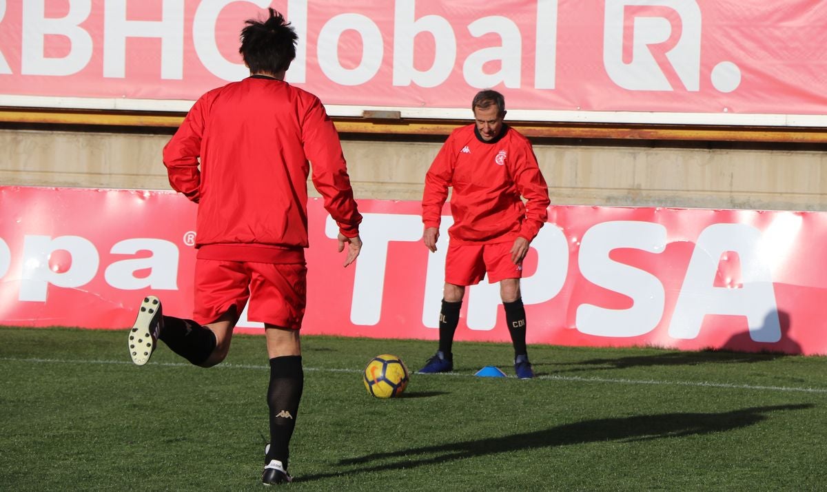 La Cultural organiza el último entrenamiento de su equipo inclusivo, con exjugadores y usuarios de Asprona León, para el torneo '+ Que Goles' que se disputará el domingo en Burgos.