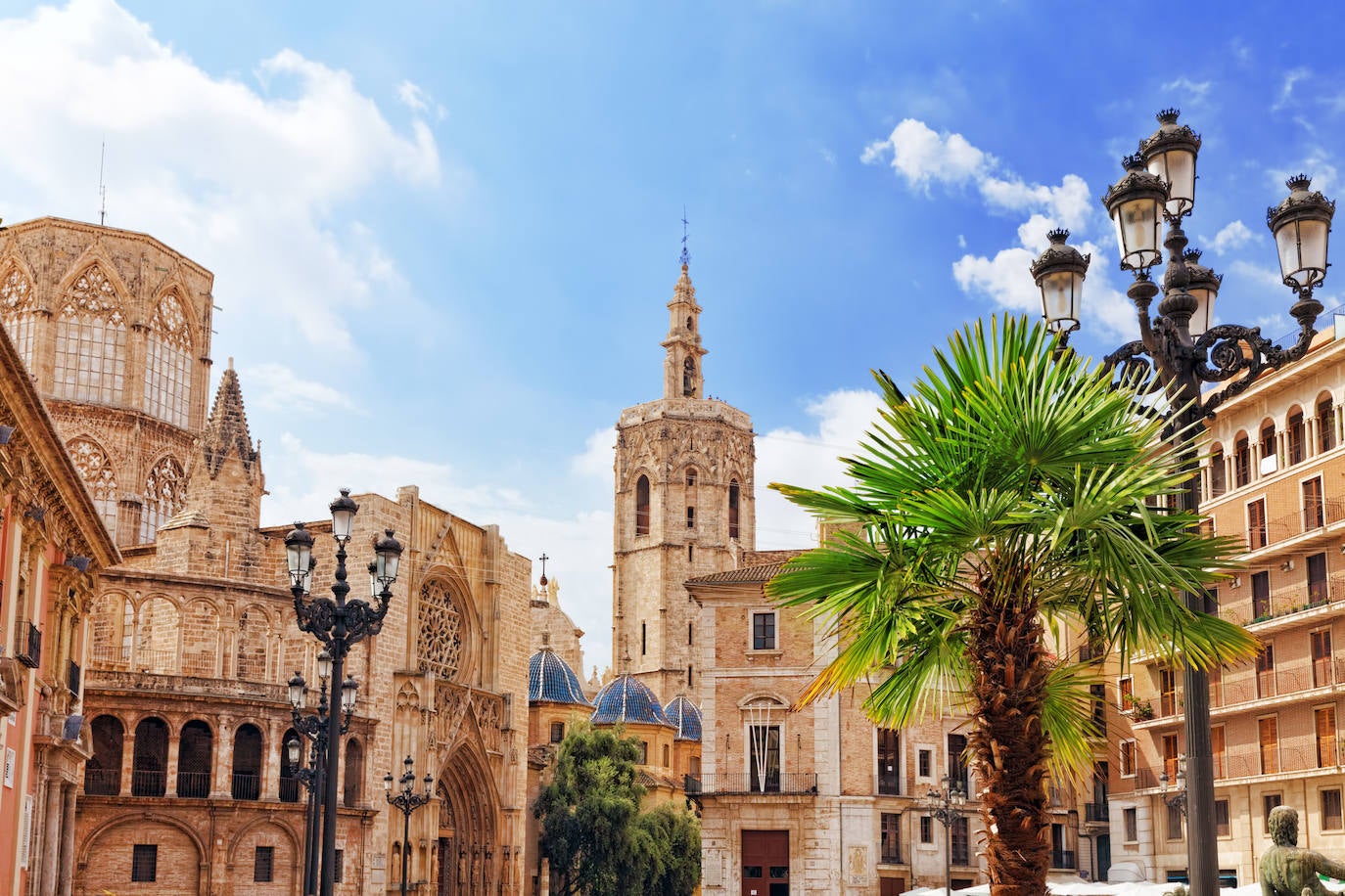 Valencia | Media de 343 horas de sol al mes. Puedes visitar el famoso museo de la Ciudad de las Artes y las Ciencias, o pasear por sus calles y plazas repletas de bares de tapas. Refréscate con una jarra de Agua de Valencia, el cóctel emblemático de la ciudad elaborado a base de cava o champán, zumo de naranja, vodka y ginebra.