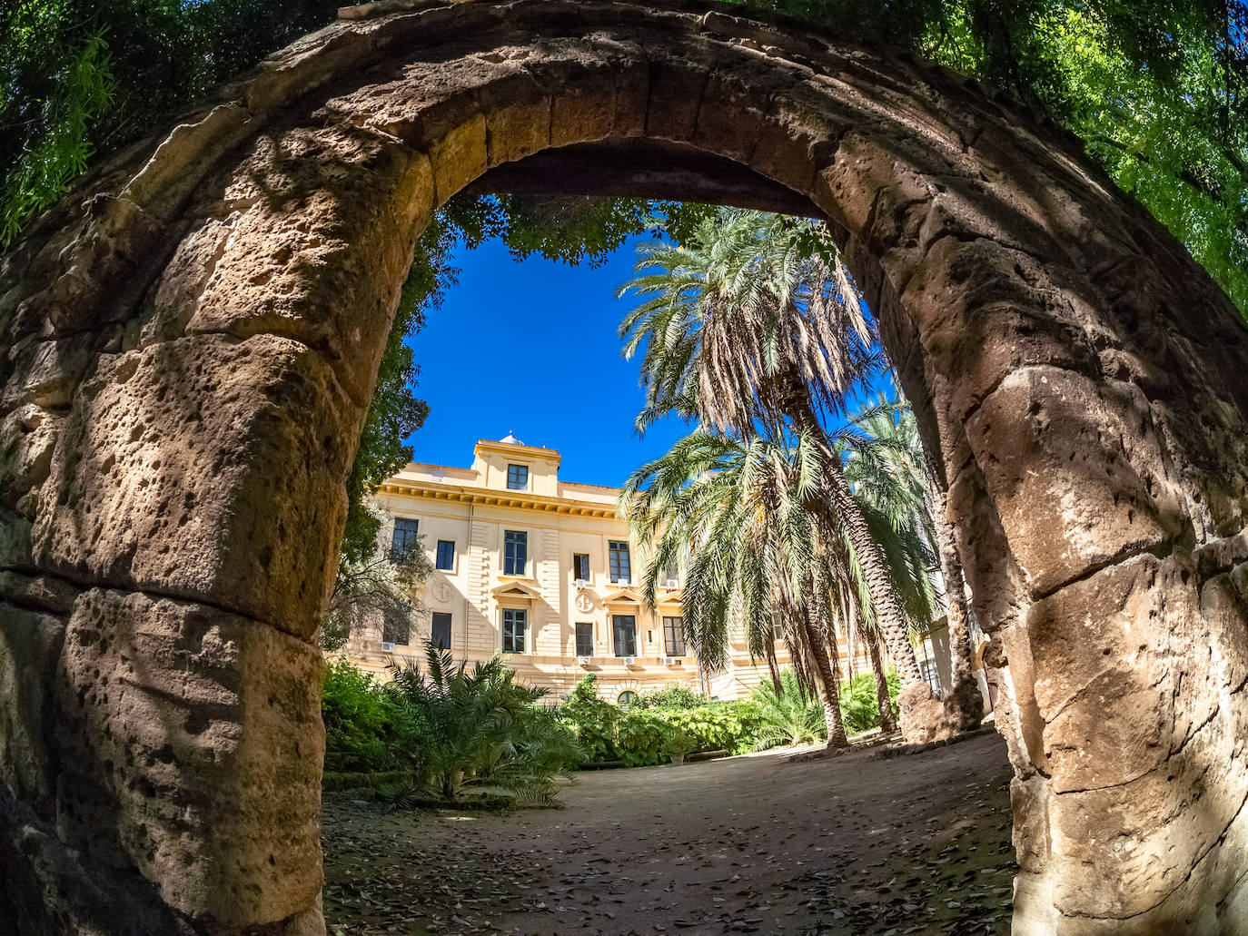 Palermo | Media de 340 horas de sol al mes. Volvemos a Sicilia para la tercera ciudad siciliana de esta clasificación. Palermo, la capital de la isla, disfruta de una media de 340 horas de sol al mes. Calificada como crisol cultural, esta ciudad ofrece a los turistas auténtica comida callejera siciliana, el mayor teatro de ópera de Italia y muchos edificios históricos declarados Patrimonio de la Humanidad por la Unesco.