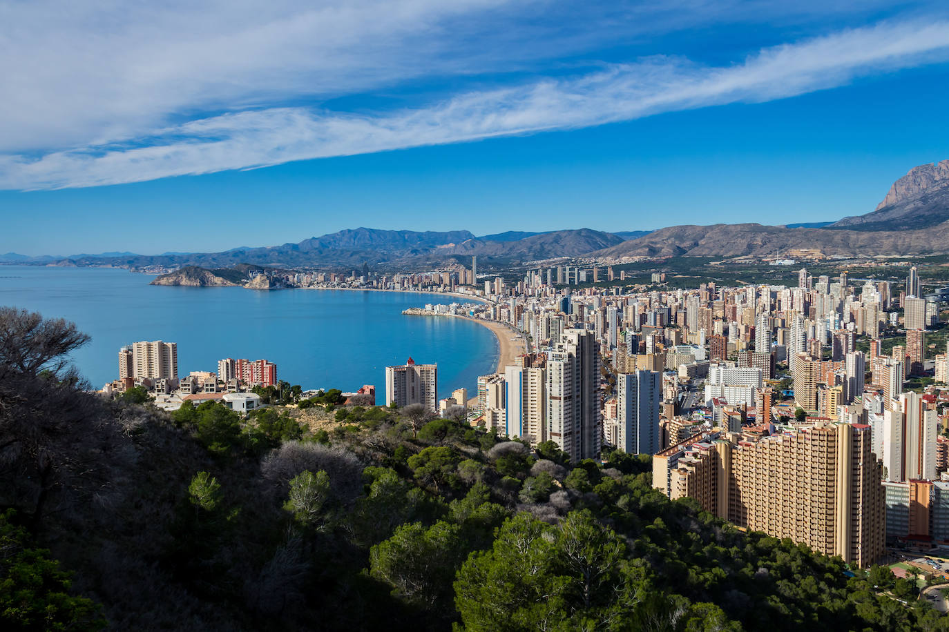 Alicante | Media de 349 horas de sol al mes. Alicante es la ciudad más soleada de Europa. Con una media de 349 horas de sol al mes, Alicante es el destino definitivo para los viajeros que buscan el sol. La ciudad es conocida por su impresionante litoral de la Costa Blanca, que ofrece amplias playas públicas en las que se puede tomar el sol en la arena o lanzarse al agua y probar algunos deportes acuáticos.