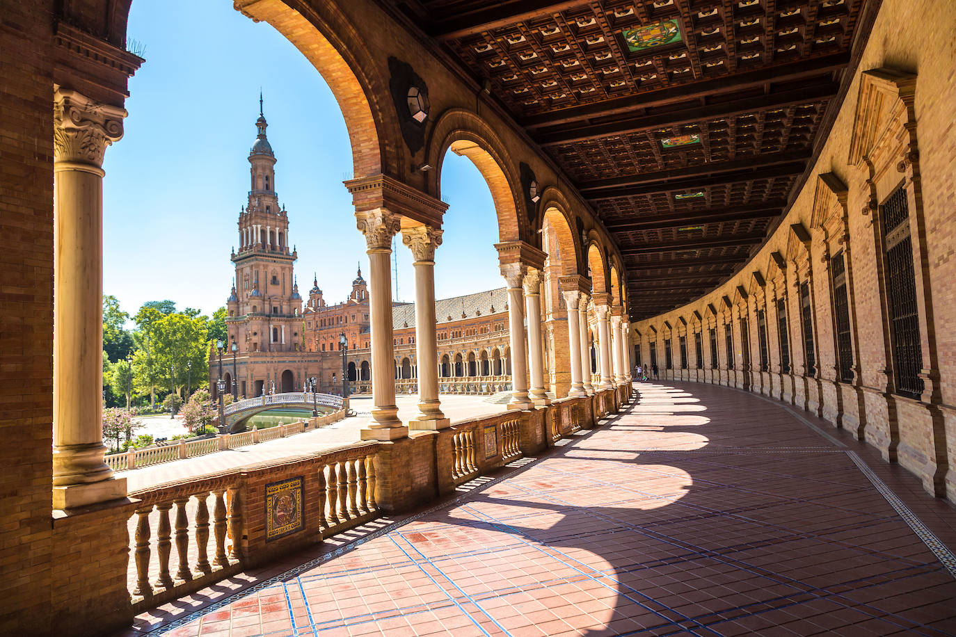 Sevilla | Media de 340 horas de sol al mes. El top 10 lo completa la impresionante Sevilla. Sevilla es la capital de la región andaluza del sur de España y es una ciudad histórica de ensueño para los amantes de la cultura, la tradición y las sabrosas tapas. Visita Sevilla quizás en mayo u octubre, donde la temperatura media ronda los 23 grados, que es el calor perfecto para una escapada a la ciudad sin mar.