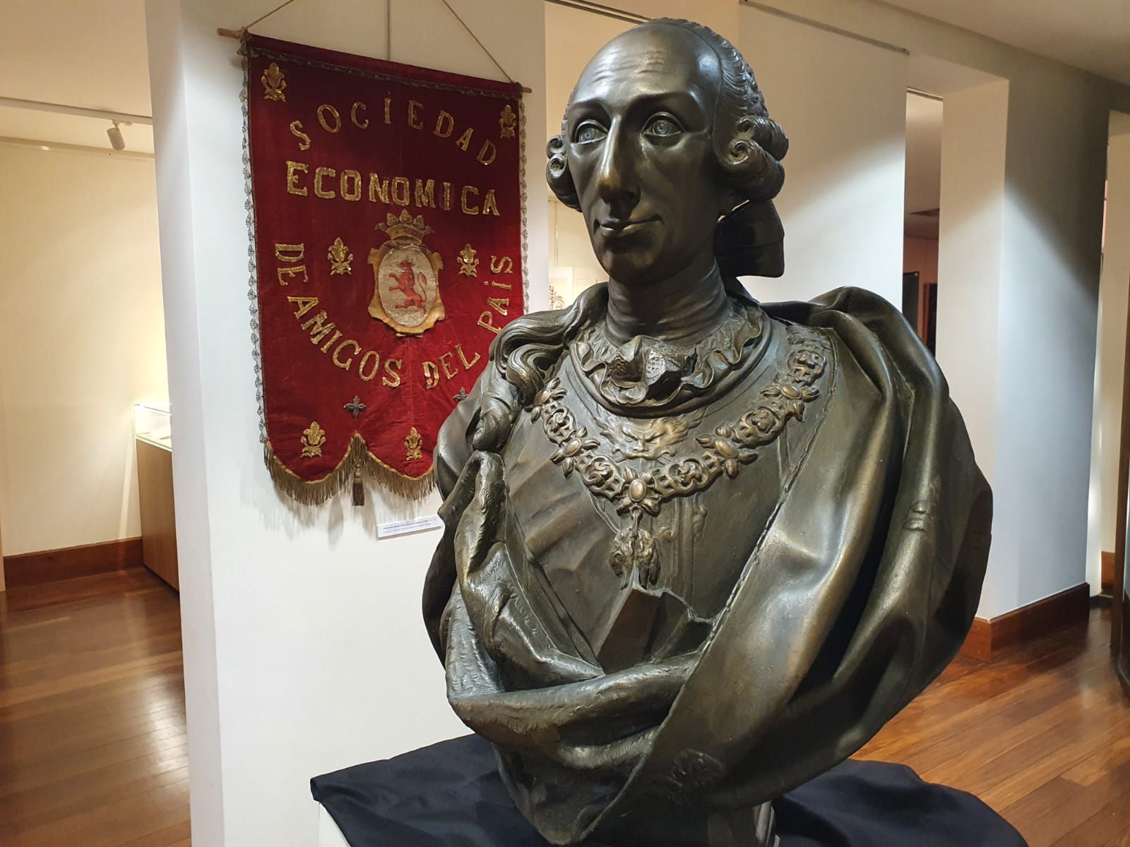 Exposición en conmemoración a 240 aniversario de la Real Sociedad Económica de Amigos del País, en el Museo Casa Botines.