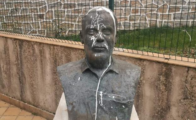 Busto del alcalde con la pintura blanca.