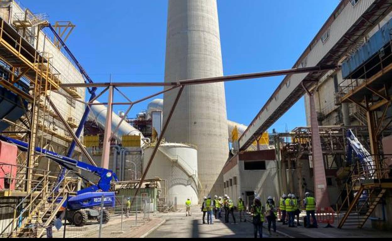 Trabajos de desmantelamiento de la central térmica de Compostilla II de Endesa en Cubillos el Sil. 