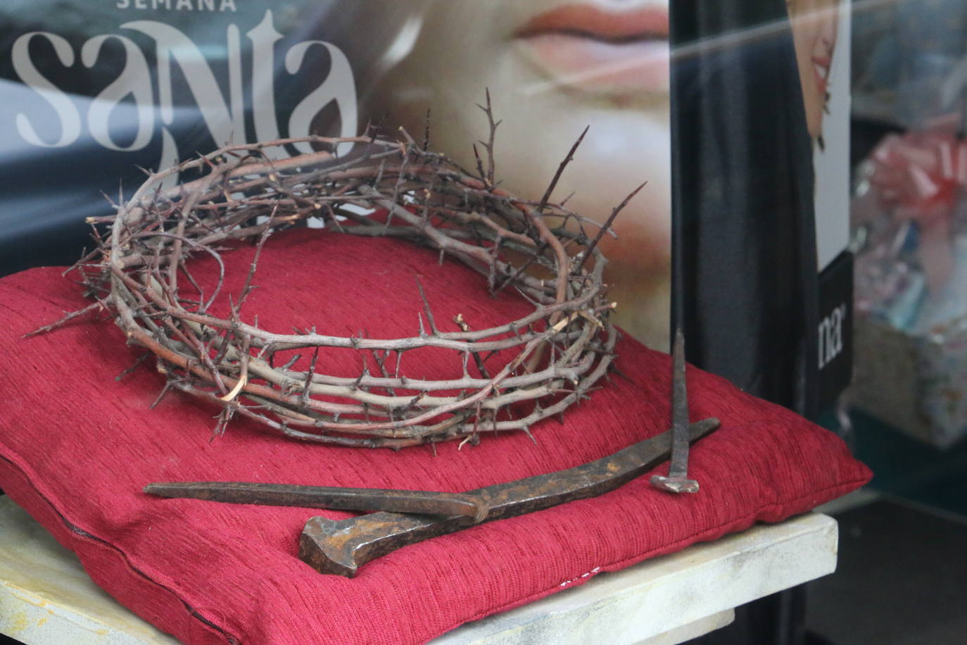 Los comercios leoneses recuperan con más empeño que nunca la tradición de decorar sus escaparates en la antesala de la Semana Santa. Todo tipo de motivos del tiempo santo se exhiben tras sus cristales. 