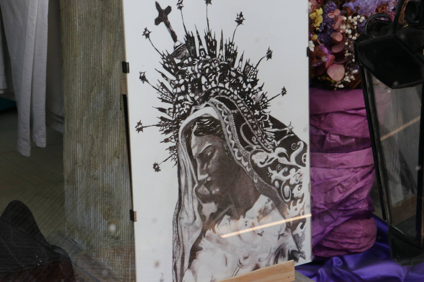 Los comercios leoneses recuperan con más empeño que nunca la tradición de decorar sus escaparates en la antesala de la Semana Santa. Todo tipo de motivos del tiempo santo se exhiben tras sus cristales. 