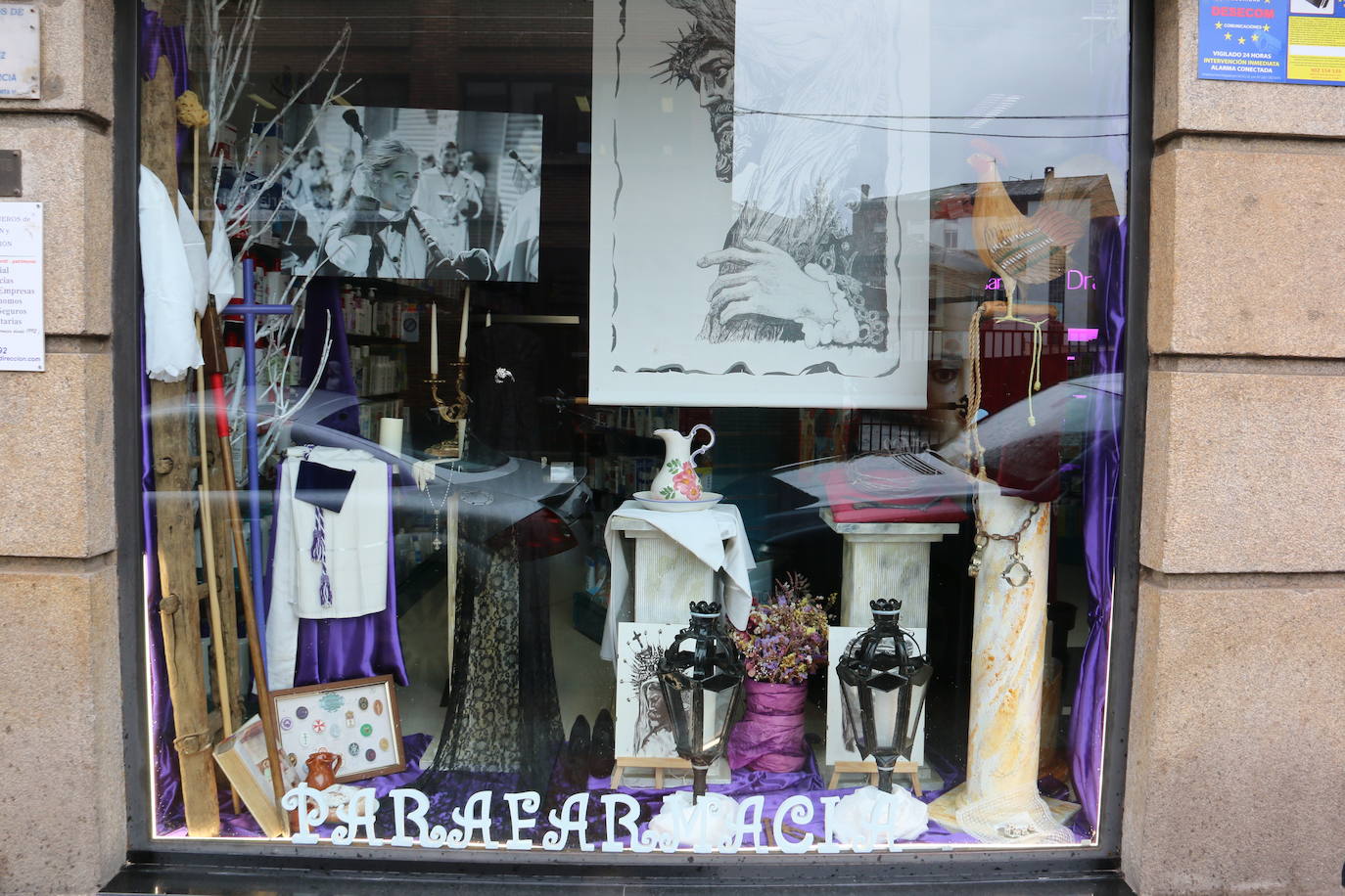 Los comercios leoneses recuperan con más empeño que nunca la tradición de decorar sus escaparates en la antesala de la Semana Santa. Todo tipo de motivos del tiempo santo se exhiben tras sus cristales. 