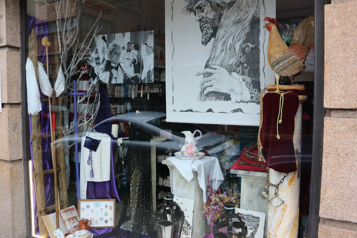 Los comercios leoneses recuperan con más empeño que nunca la tradición de decorar sus escaparates en la antesala de la Semana Santa. Todo tipo de motivos del tiempo santo se exhiben tras sus cristales. 