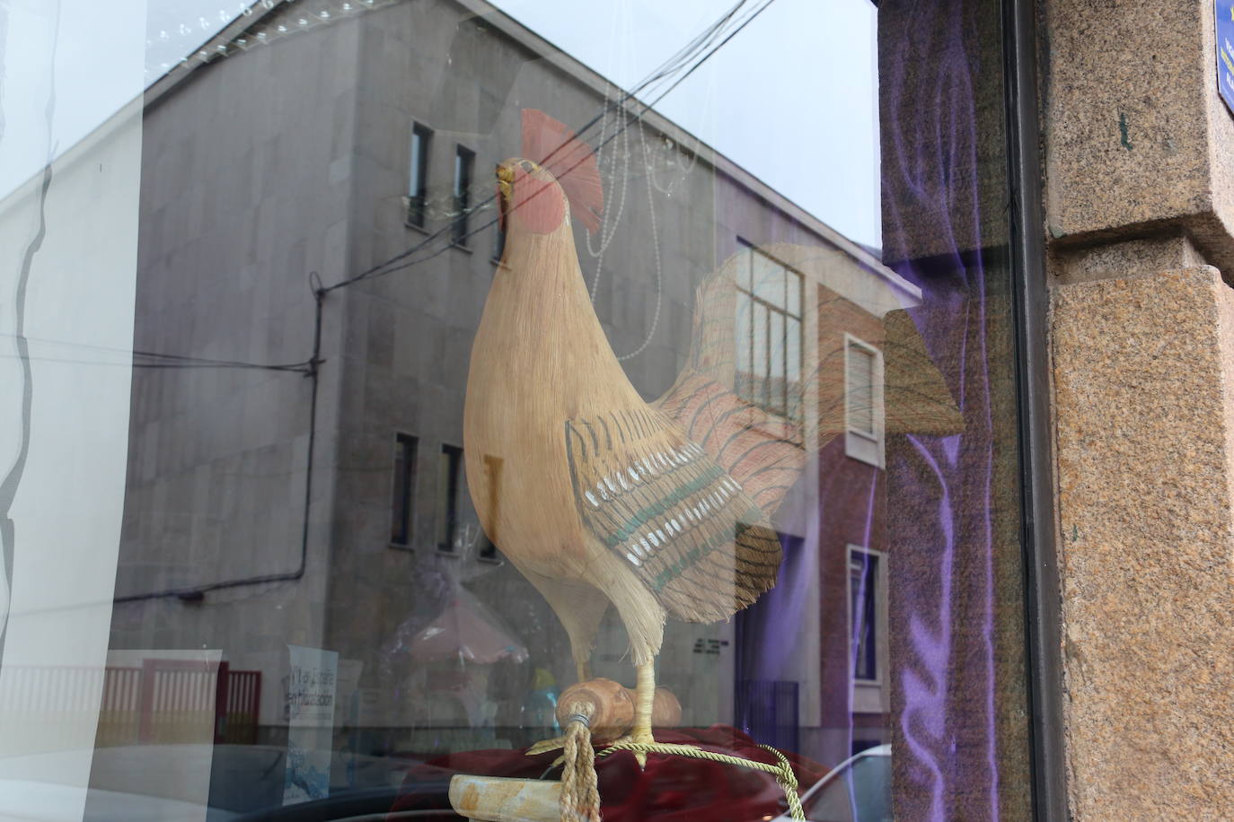 Los comercios leoneses recuperan con más empeño que nunca la tradición de decorar sus escaparates en la antesala de la Semana Santa. Todo tipo de motivos del tiempo santo se exhiben tras sus cristales. 