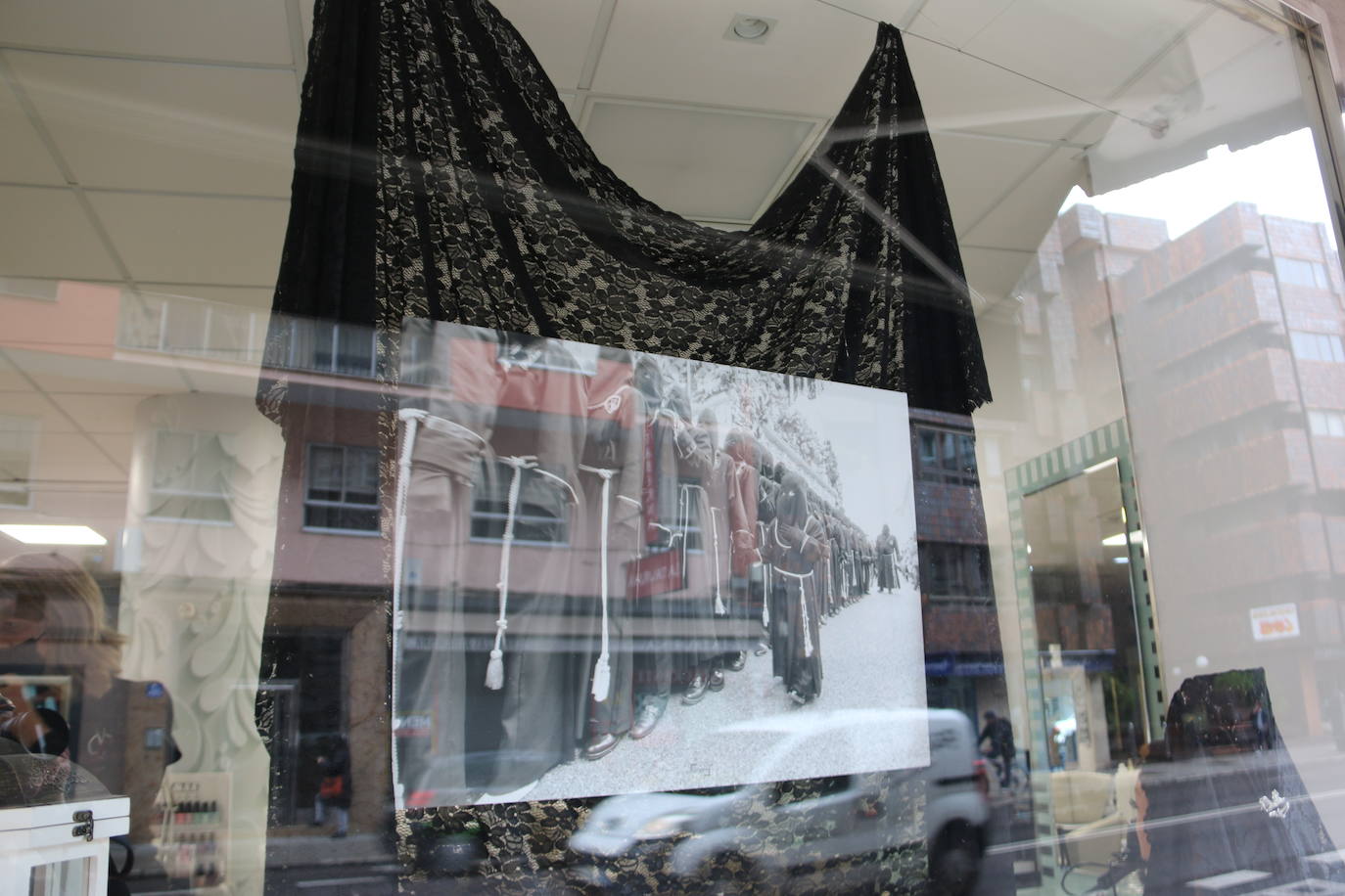 Los comercios leoneses recuperan con más empeño que nunca la tradición de decorar sus escaparates en la antesala de la Semana Santa. Todo tipo de motivos del tiempo santo se exhiben tras sus cristales. 