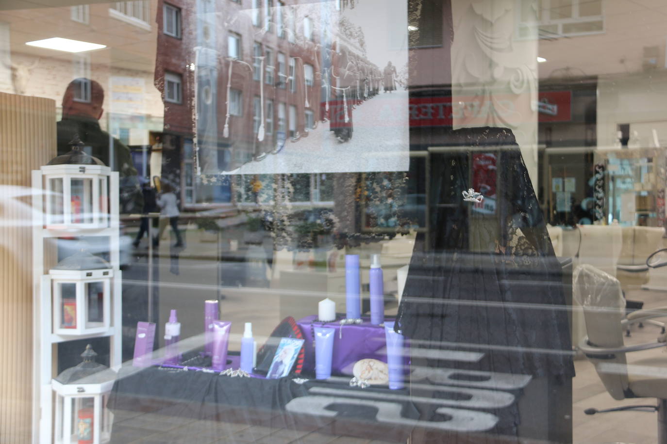 Los comercios leoneses recuperan con más empeño que nunca la tradición de decorar sus escaparates en la antesala de la Semana Santa. Todo tipo de motivos del tiempo santo se exhiben tras sus cristales. 