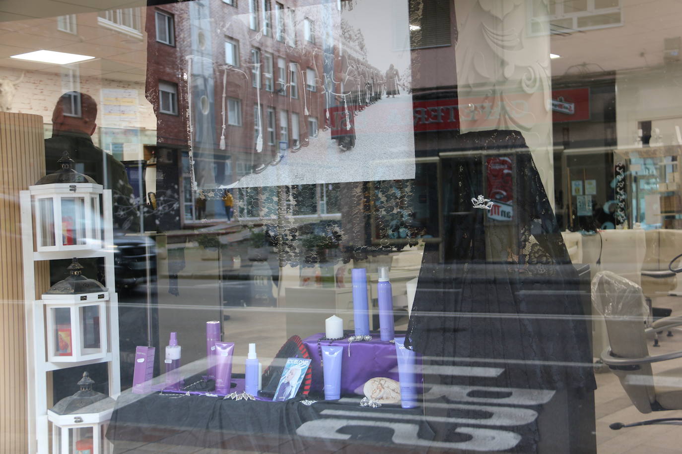Los comercios leoneses recuperan con más empeño que nunca la tradición de decorar sus escaparates en la antesala de la Semana Santa. Todo tipo de motivos del tiempo santo se exhiben tras sus cristales. 
