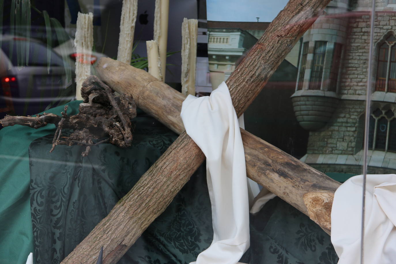 Los comercios leoneses recuperan con más empeño que nunca la tradición de decorar sus escaparates en la antesala de la Semana Santa. Todo tipo de motivos del tiempo santo se exhiben tras sus cristales. 