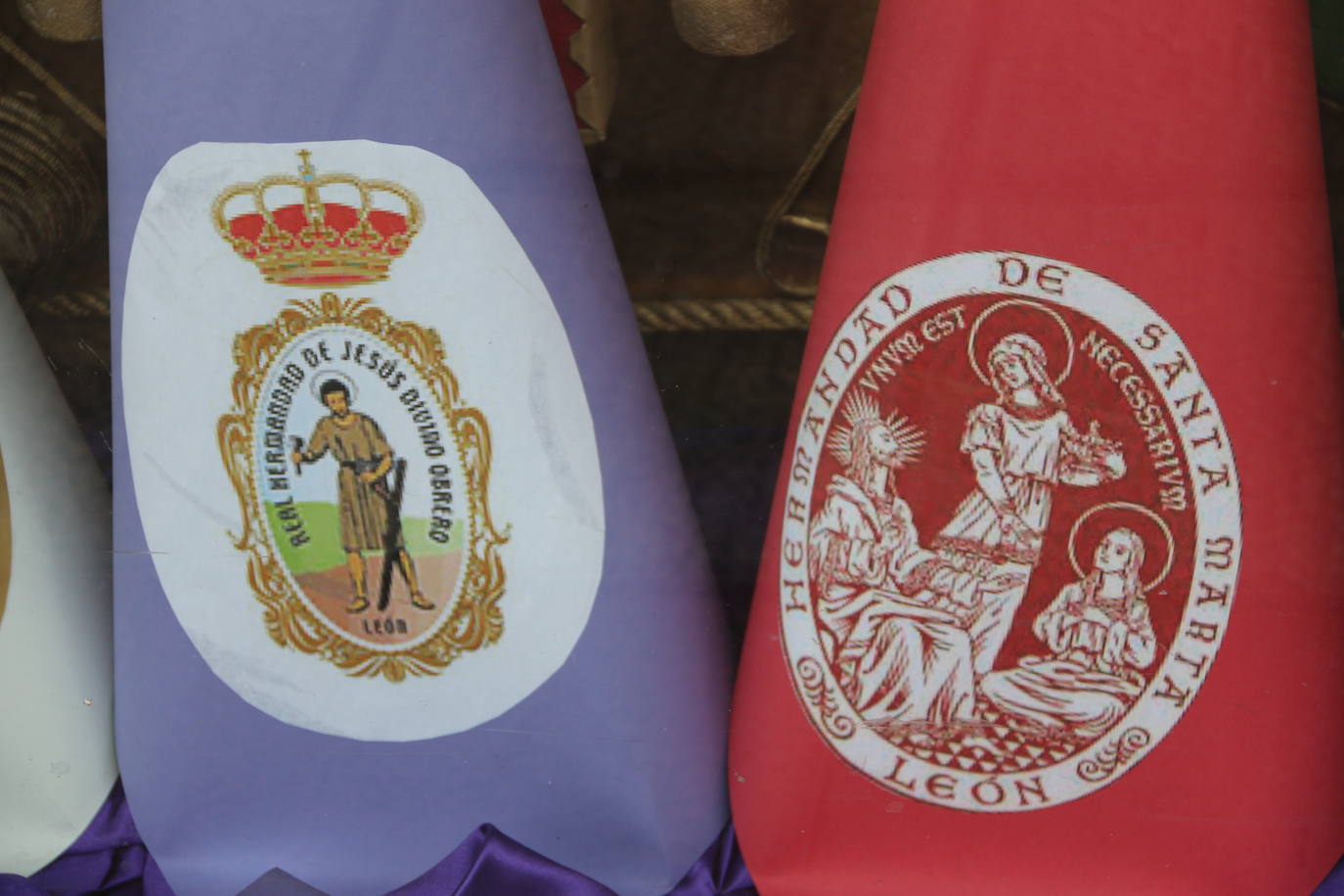 Los comercios leoneses recuperan con más empeño que nunca la tradición de decorar sus escaparates en la antesala de la Semana Santa. Todo tipo de motivos del tiempo santo se exhiben tras sus cristales. 