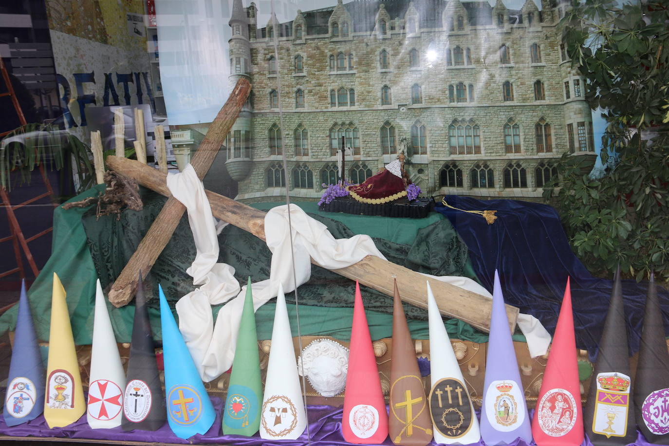 Los comercios leoneses recuperan con más empeño que nunca la tradición de decorar sus escaparates en la antesala de la Semana Santa. Todo tipo de motivos del tiempo santo se exhiben tras sus cristales. 