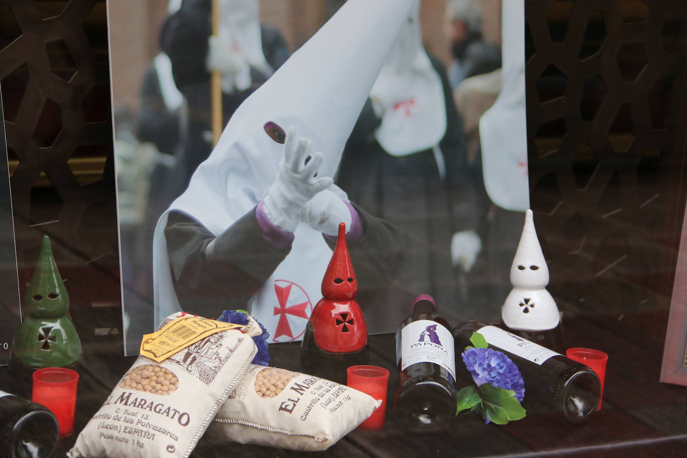 Los comercios leoneses recuperan con más empeño que nunca la tradición de decorar sus escaparates en la antesala de la Semana Santa. Todo tipo de motivos del tiempo santo se exhiben tras sus cristales. 