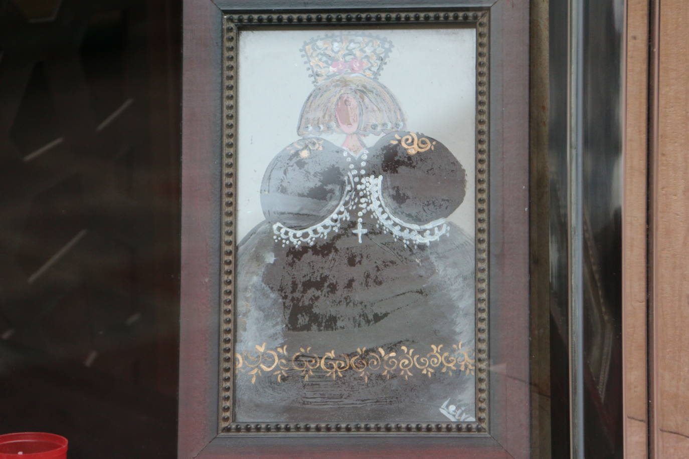 Los comercios leoneses recuperan con más empeño que nunca la tradición de decorar sus escaparates en la antesala de la Semana Santa. Todo tipo de motivos del tiempo santo se exhiben tras sus cristales. 