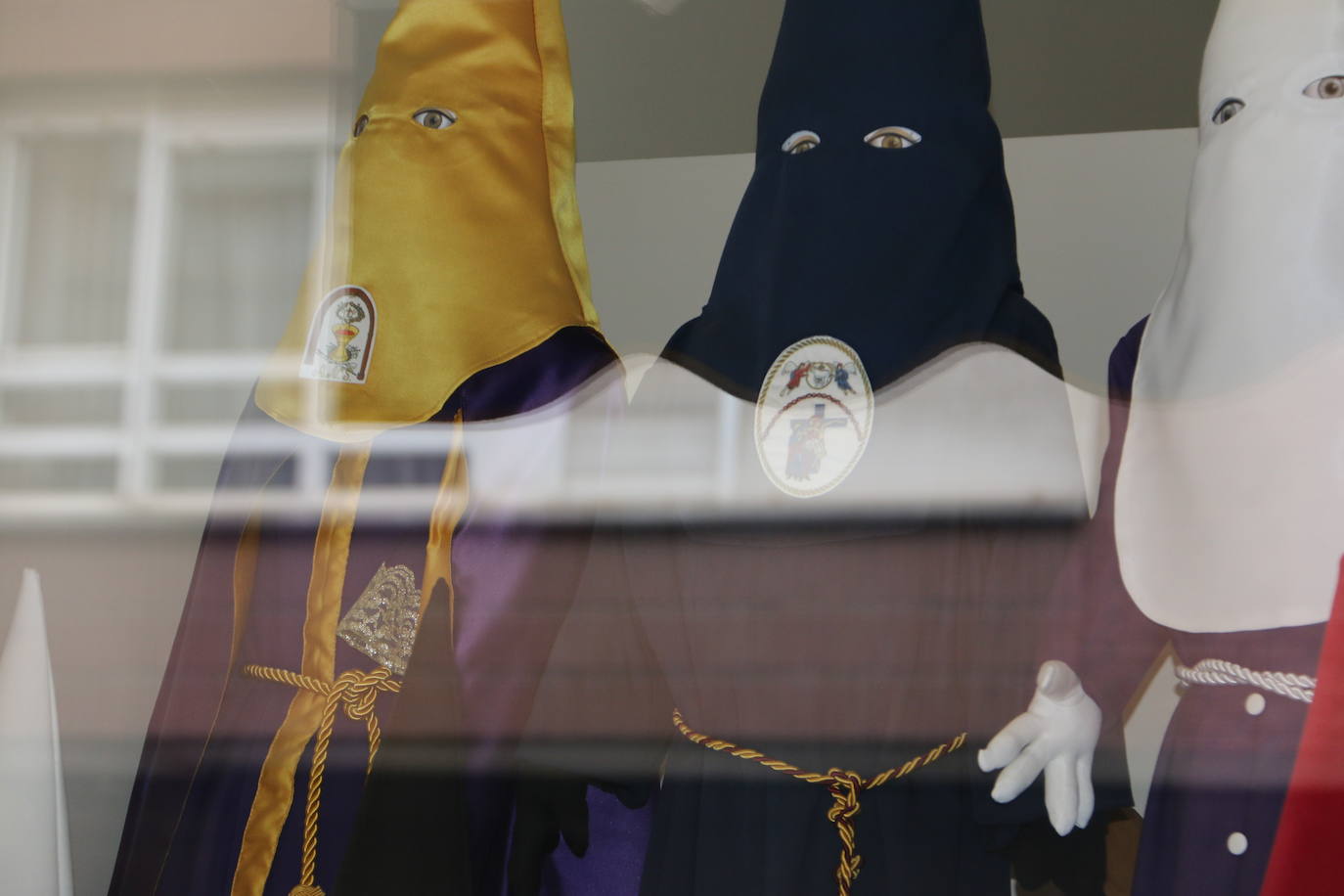 Los comercios leoneses recuperan con más empeño que nunca la tradición de decorar sus escaparates en la antesala de la Semana Santa. Todo tipo de motivos del tiempo santo se exhiben tras sus cristales. 