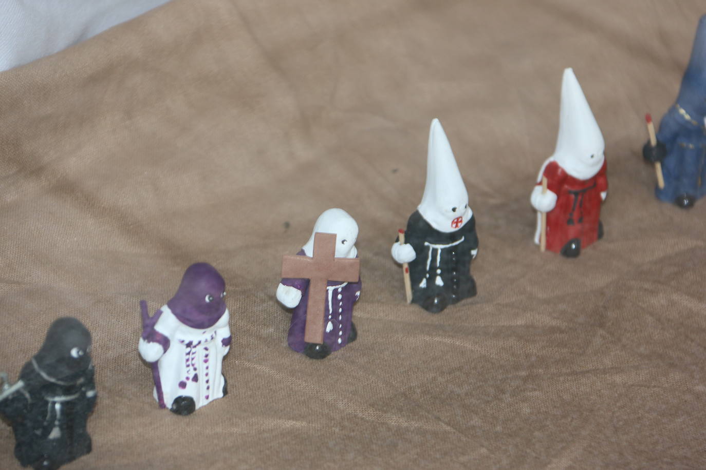Los comercios leoneses recuperan con más empeño que nunca la tradición de decorar sus escaparates en la antesala de la Semana Santa. Todo tipo de motivos del tiempo santo se exhiben tras sus cristales. 