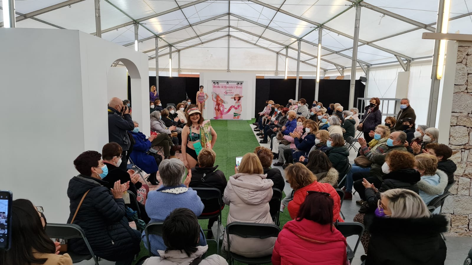 El Corte Inglés ha acogido un año más el desfile de lencería y trajes de baño de Almon en el que las modelos han sido mujeres que han superado cáncer de mama, dando visibilidad a las heroínas que han derrotado al cáncer de mama.