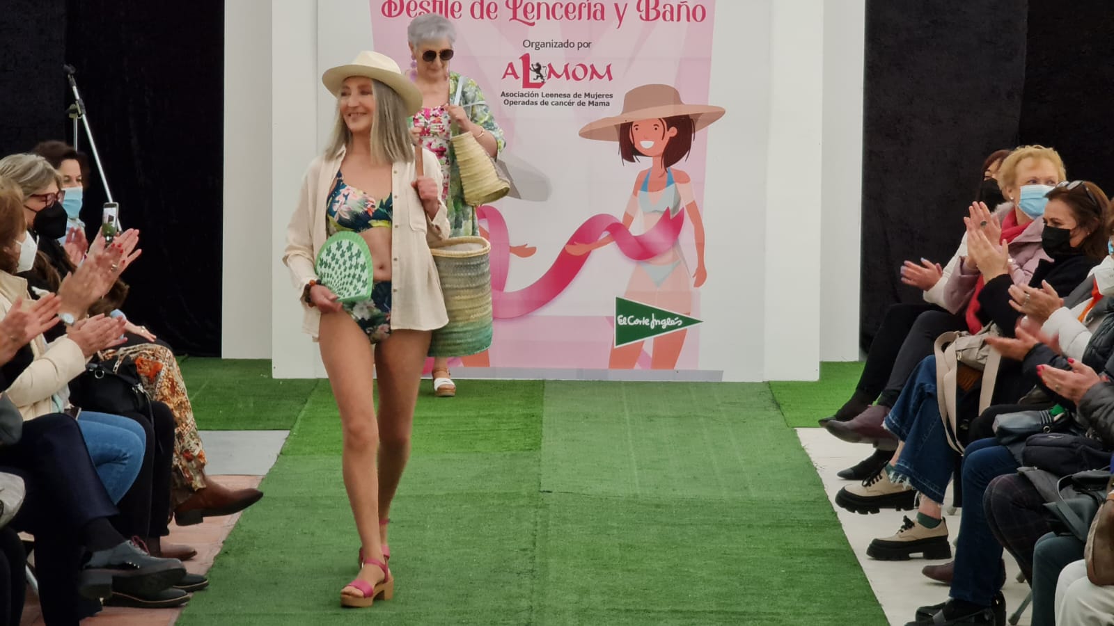 El Corte Inglés ha acogido un año más el desfile de lencería y trajes de baño de Almon en el que las modelos han sido mujeres que han superado cáncer de mama, dando visibilidad a las heroínas que han derrotado al cáncer de mama.