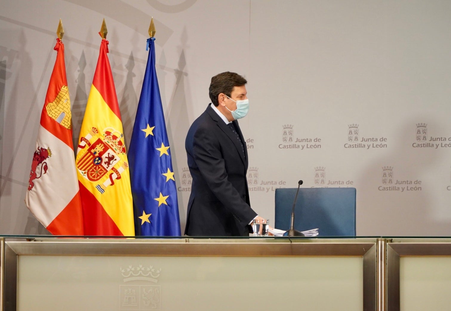 El consejero de Economía y Hacienda y portavoz en funciones, Carlos Fernández Carriedo, comparece en rueda de prensa posterior al Consejo de Gobierno