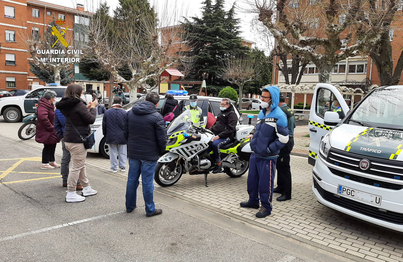 La Guardia Civil recibe a un grupo de usuarios de Asprona-León que disfrutaron de una jornada de puertas abiertas en la Comandancia de León.
