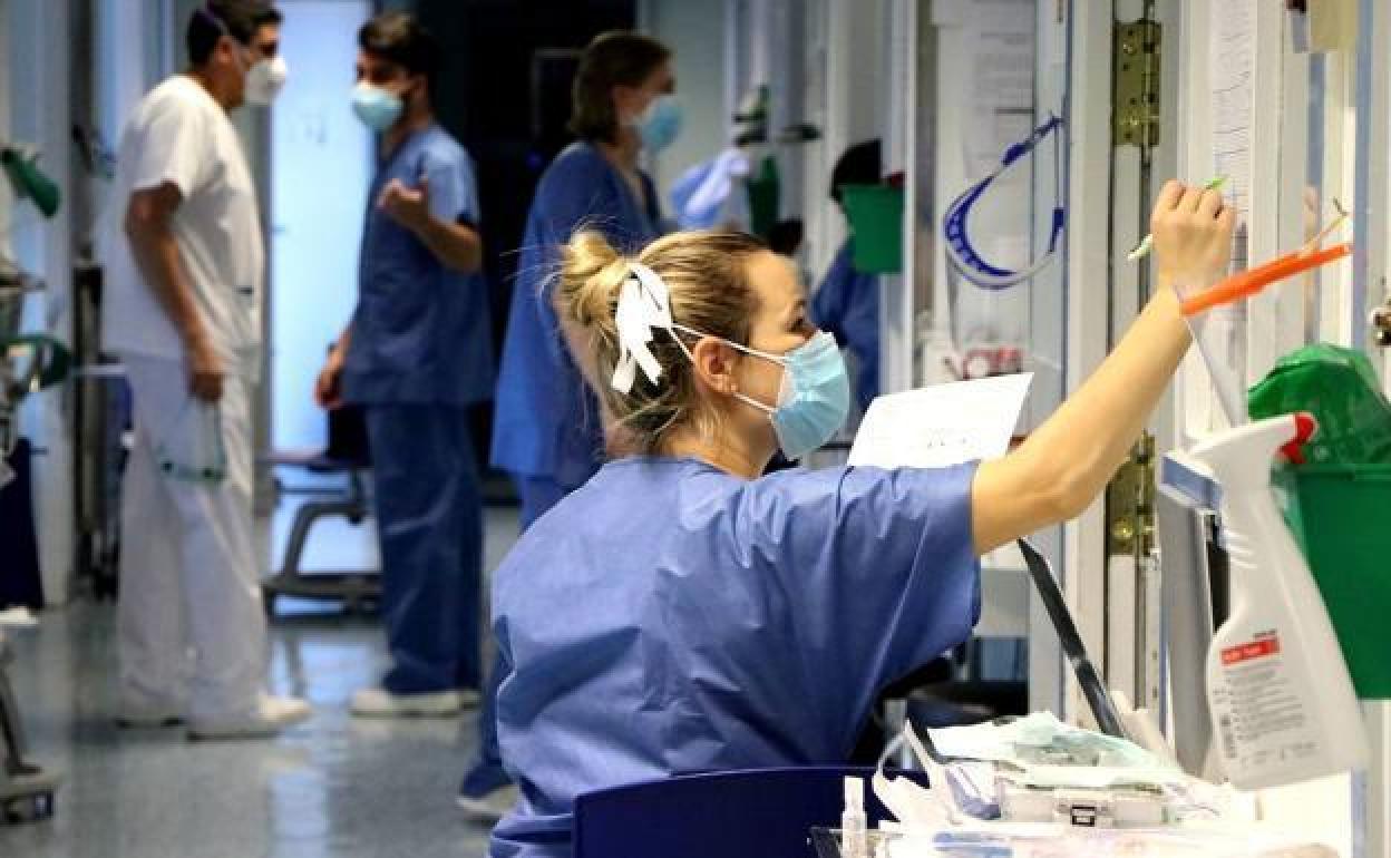 Personal sanitario en uno de los centros hospitalarios en León. 