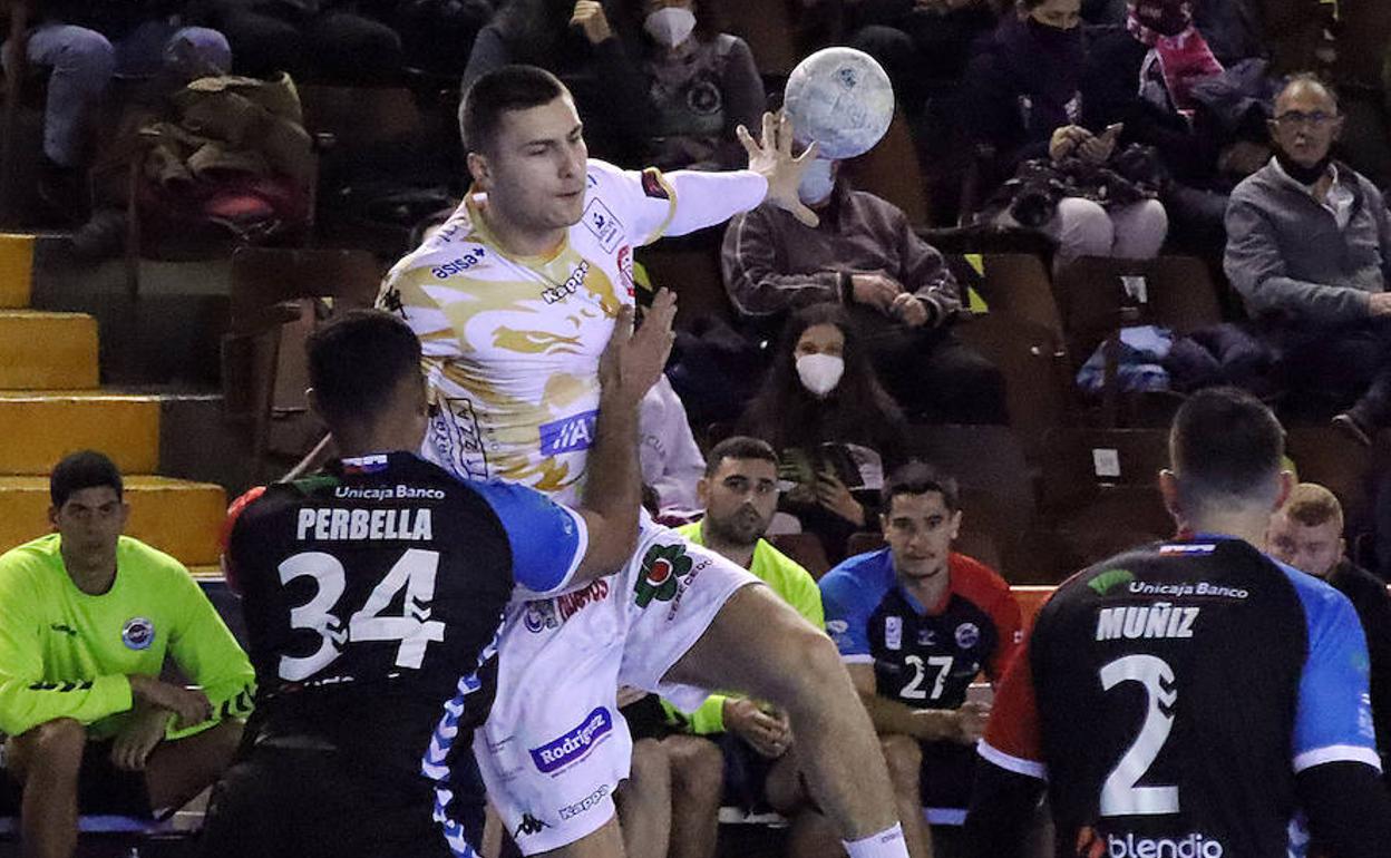Stjepan Jozinovic, en un partido con el Abanca Ademar.