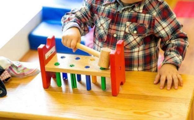 Un niño jugadno en una de las guarderías de León. 