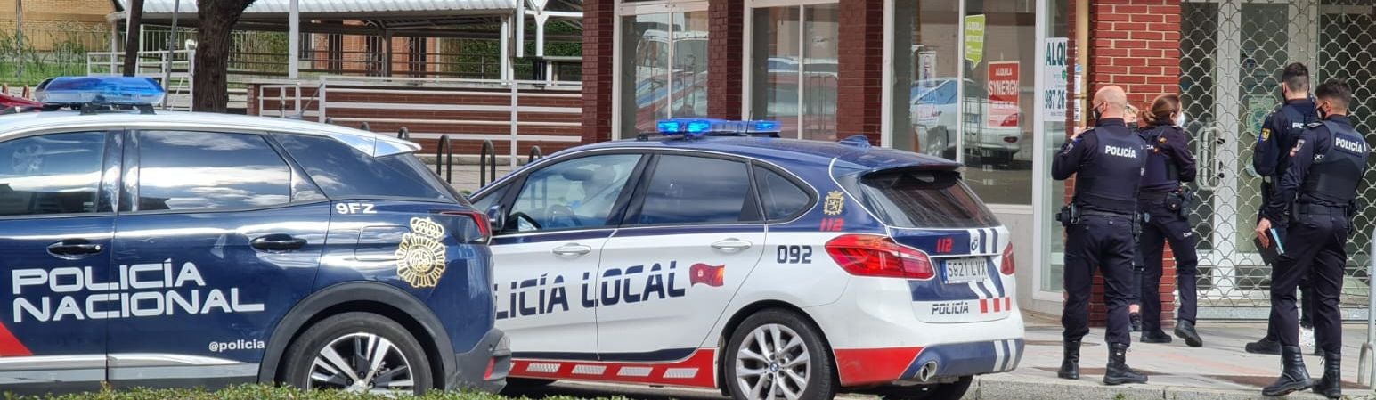 La Policía Local del Ayuntamiento de León interceptó ayer, en torno a las 16 horas, a dos menores de edad que habían realizado grafitis en uno de los laterales del Museo de Arte Contemporáneo de Castilla y León (Musac) tras recibir la llamada de aviso de un agente de Miranda de Ebro (Burgos) fuera de servicio. 